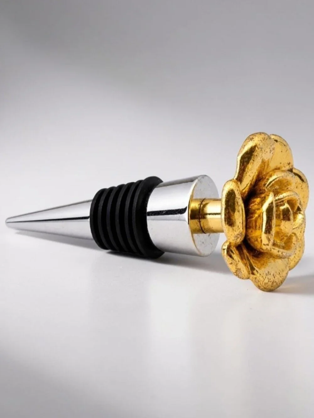 Golden Flower Shaped Topper Reusable Wine Bottle Stoppers For Wine & Beverages.